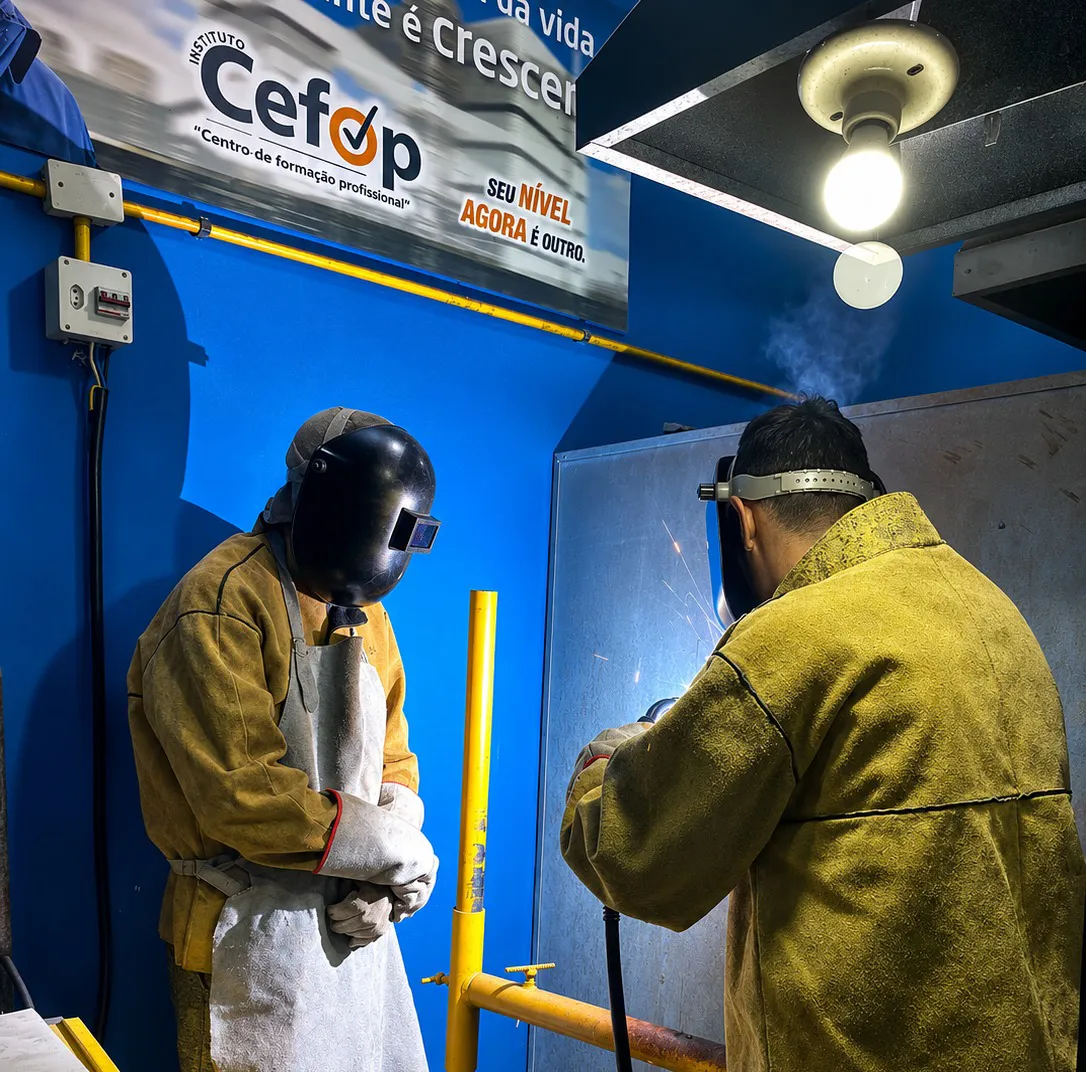 Soldador em ação durante aula prática no Instituto Cefop, em Ipatinga